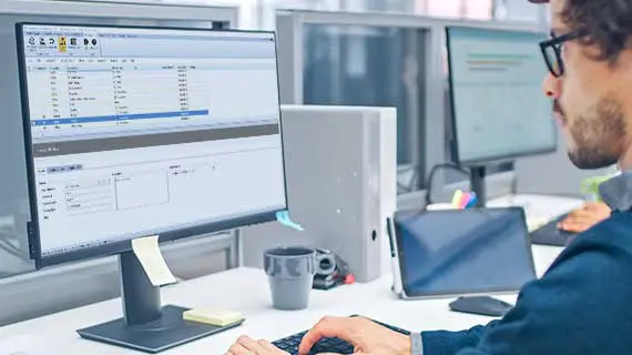 Man-At-Desk-Pfmea-Computerscreen-570-320.Jpg Simplify and automate manufacturing quality processes with High QA software